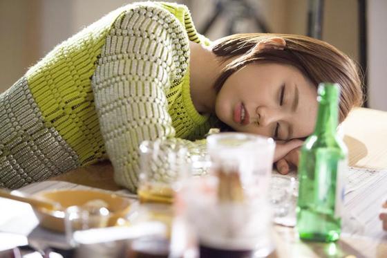 본문 이미지 - &acute;하이드 지킬, 나&acute; 혜리의 만취 연기 모습이 공개됐다. ⓒ News1스포츠 / 에이치이앤엠 KPJ