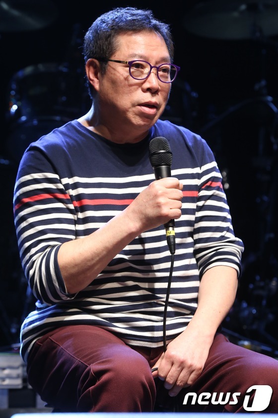 (서울=뉴스1) = 김창완 밴드의 드러머 강윤기가 5일 오후 서울 마포구 KT&G 상상마당 라이브홀에서 열린 정규 3집 '용서' 발매 기념 기자간담회에 참석해 질문에 답하고 있다. …