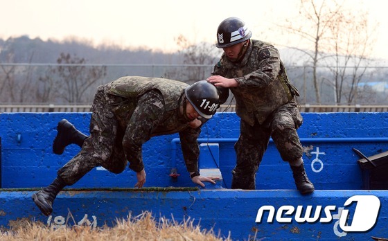 (논산=뉴스1) 장수영 기자 = 수류탄을 놓친 훈련병을 구한 김현수 상사가 5일 충남 논산시 육군훈련소 수류탄 투척 교장에서 지난달 23일 사고 당시를 가정해 훈련병을 구했던 모습 …