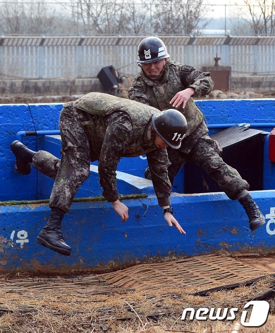 (논산=뉴스1) 장수영 기자 = 수류탄을 놓친 훈련병을 구한 김현수 상사가 5일 충남 논산시 육군훈련소 수류탄 투척 교장에서 지난달 23일 사고 당시를 가정해 훈련병을 구했던 모습 …
