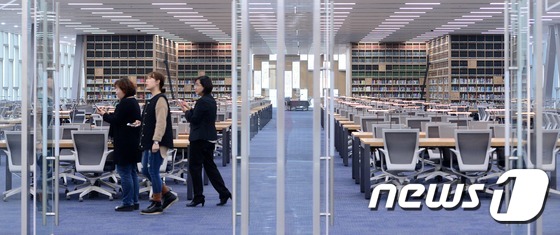 (서울=뉴스1) 박지혜 기자 = 5일 오후 서울 관악구 서울대학교에서 관계자들이 준공된 제2중앙도서관인 '중앙도서관 관정관' 내부를 둘러보고 있다.서울대학교는 기부 등을 통해 약 …