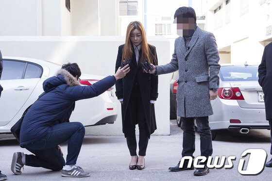 본문 이미지 - 가수 화요비가 6일 오후 서울 광진구 동부지방 검찰청에서 전 소속사 대표와 2차 대질 심문을 갖기 위해 출석했다. ⓒ News1 스포츠 김진환 기자