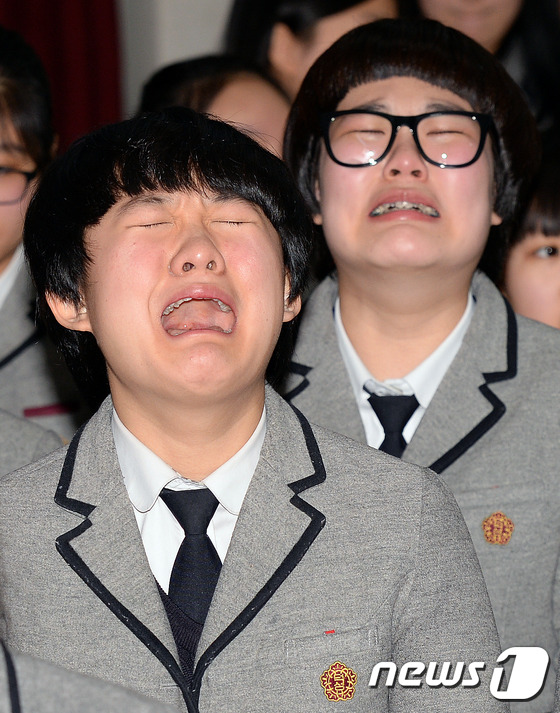 (서울=뉴스1) 윤혜진 기자 = 6일 오전 서울 종로구 덕성여자중학교에서 열린 졸업식에서 졸업생들이 눈물을 흘리고 있다. 2015.2.6/뉴스1