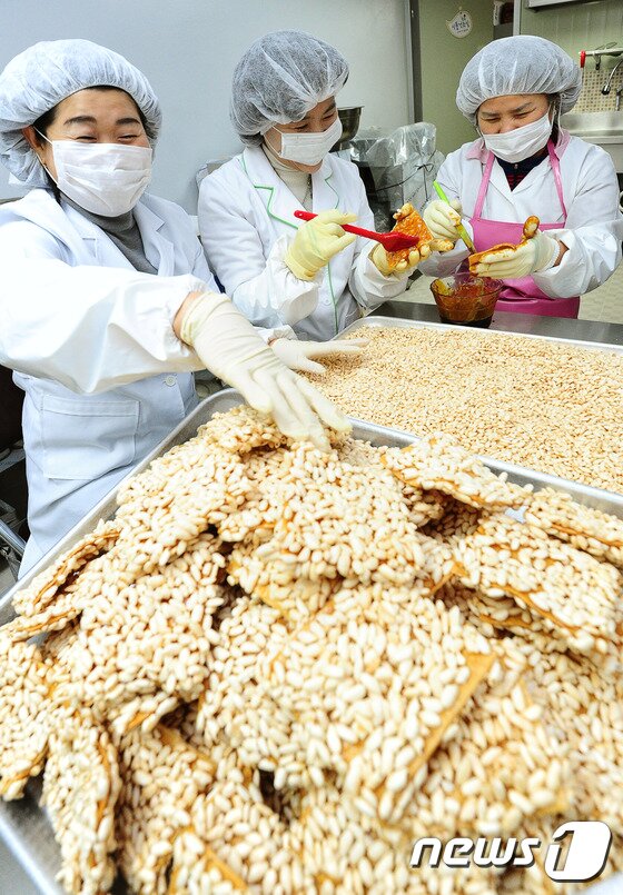 본문 이미지 - 설 명절을 앞둔 6일 오전 전북 완주군 봉동읍 "미소공주" 유경애 대표(51)와 직원들이 과즐을 만들고 있다. 과즐이란 "과줄"의 옛말로 꿀과 기름을 섞어 기름에 지진 과자를 말한다.2015.2.6/뉴스1 ⓒ News1 김대웅 기자