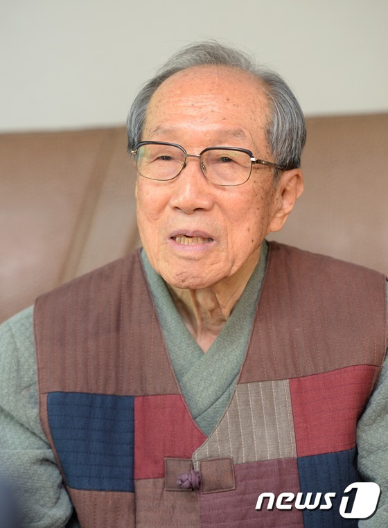 (서울=뉴스1) 허경 기자 = 광복군으로 중국을 누볐던 애국지사 김영관 씨가 7일 오전 서울 송파구 가락동 자신의 가정을 방문한 정홍원 국무총리와 대화를 나누고 있다. 2015.2 …