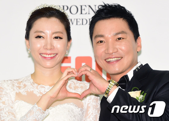 (서울=뉴스1스포츠) 권현진 기자 = 사랑을 약속하는 하트.배우 조재윤(오른쪽)이 7일 서울 강남구 청담동의 드레스 가든에서 9세 연하 미모의 쇼핑호스트 조은애와 결혼식을 올리기 …