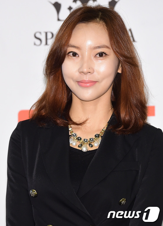 (서울=뉴스1스포츠) 권현진 기자 = (조)재윤 오빠 결혼 축하해요~배우 서영이 7일 서울 강남구 청담동의 드레스 가든에서 열린 배우 조재윤과 쇼핑호스트 조은애의 결혼식에 참석해 …