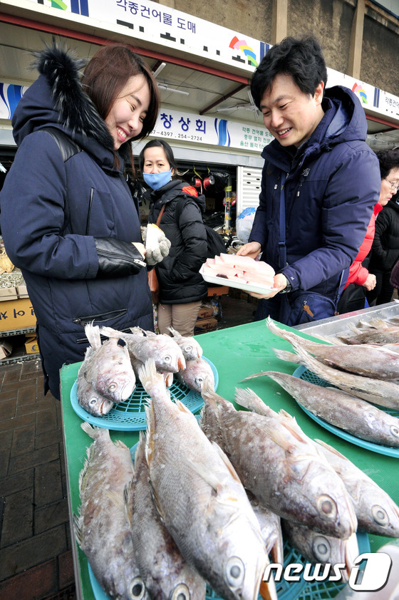 (대구ㆍ경북=뉴스1) 정훈진 기자 = 민족 최대명절인 설날을 10여일 남긴 8일 오후 대구시 중구 서문시장에 설 명절 음식을 준비하게 위해 나온 시민들이 어물전에서 상어고기(돔베기 …