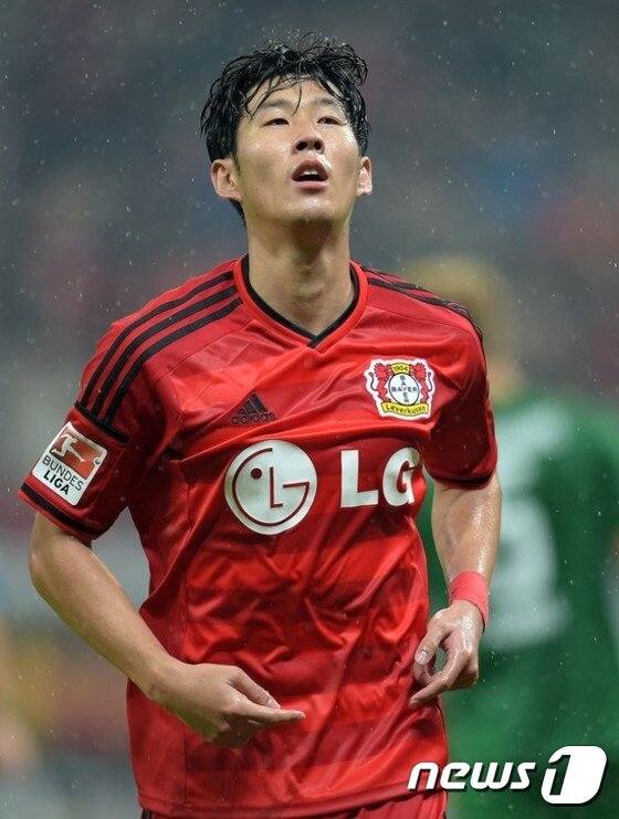 본문 이미지 - 손흥민이 아시안컵을 마치고 소속팀 레버쿠젠에 복귀했다. 손흥민은 좋은 기억이 많은 베르더 브레멘을 상대로 8일 복귀전을 치른다. ⓒ AFP=News1