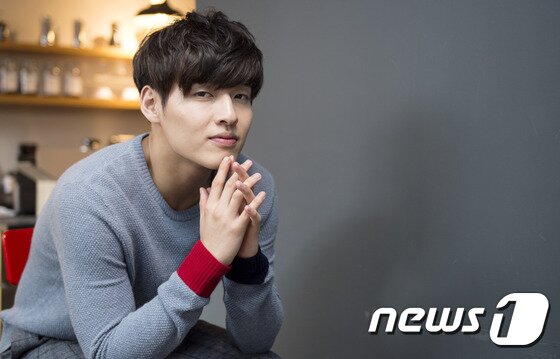본문 이미지 - 배우 강하늘이 최근 삼청동의 한 카페에서 진행된 뉴스1스포츠와의 인터뷰에서 드라마 '미생' 이후 연극판으로 돌아간 이유에 대해 털어놨다. ⓒ News1 스포츠 / 김진환 기자