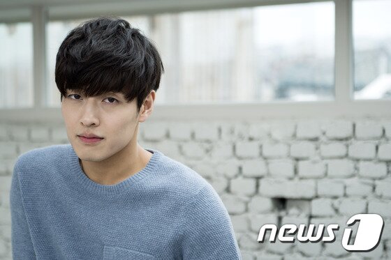 본문 이미지 - 배우 강하늘이 최근 삼청동의 한 카페에서 진행된 인터뷰에서 배우로서 고민하고 있는 것에 대해 털어놨다. ⓒ News1 스포츠 / 김진환 기자