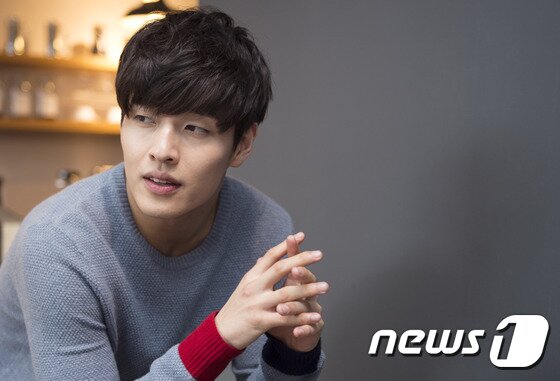 본문 이미지 - 배우 강하늘이 최근 삼청동의 한 카페에서 진행된 인터뷰에서 영화 '쎄시봉'에 출연하게 된 계기가 아버지였다고 밝혔다. ⓒ News1 스포츠 / 김진환 기자