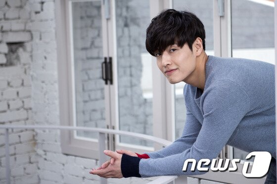 본문 이미지 - 배우 강하늘이 최근 삼청동의 한 카페에서 진행된 뉴스1스포츠와의 인터뷰에서 영화 '쎄시봉'에서 정우, 조복래와 함께 노래로 호흡했던 당시를 회상했다. ⓒ News1 스포츠 / 김진환 기자