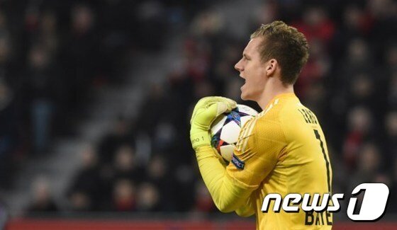 본문 이미지 - 레버쿠젠의 골키퍼 베른트 레노가 1일(한국시간) 바이 아레나에서 열린 프라이부르크와의 경기에서 무실점을 기록하며 팀의 1-0 승리를 이끌어냈다. ⓒ AFP=News1