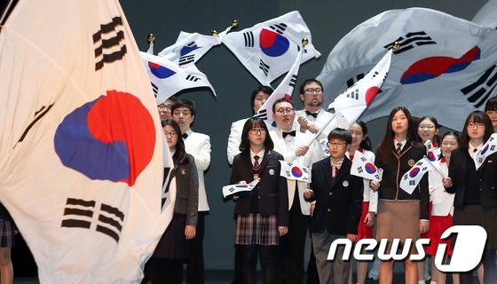 (서울=뉴스1) 오대일 기자 = 1일 오전 서울 종로구 세종문화회관에서 열린 제96주년 3.1절 기념식에서 독립유공자 후손들이 무대에 올라 3.1절 노래를 제창하고 있다. 박 대통 …