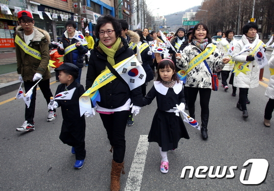 (서울=뉴스1) 한재호 기자 = 제96주년 3·1절을 맞은 1일 오전 서울 강남구 일원동 거리에서 주민들이 만세운동 거리행진를 벌이고 있다.(강남구청 제공) 2015.3.1/뉴스1 …