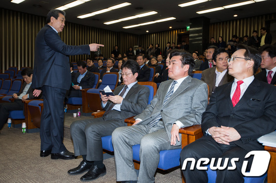 정책의총 참석 의원들과 대화하는 김무성