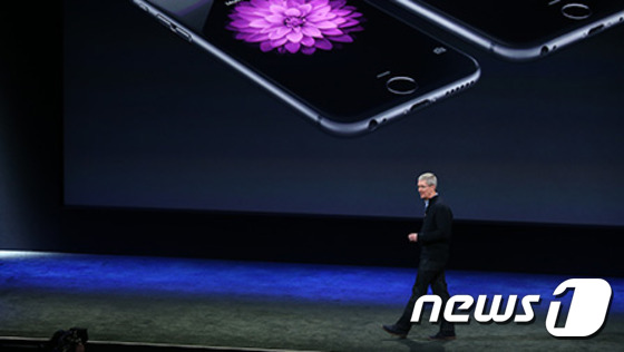 팀 쿡 애플 최고경영자(CEO)이 9일(현지시간) 아이폰 신제품 이벤트에서 아이폰에 대해 설명하고 있다. 애플 홈페이지. © News1