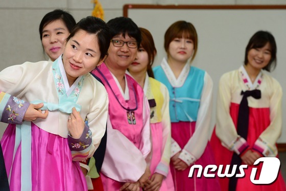 (서울=뉴스1) 정회성 기자 = 10일 오전 서울 종로구청 한우리홀에서 '아름다운 우리 옷 한복에 담긴 가치와 복식을 배우다'라는 주제로 열린 특강에 참여한 구청 직원들이 옷고름 …