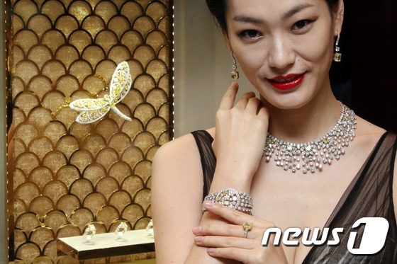 (서울=뉴스1) 조희연 기자 = 10일 오전 서울 중구 신라호텔 매장에서 모델이 그라프 다이아몬드의 옐로우 다이아몬드 제품을 선보이고 있다.이번에 선보이는 제품은 31캐럿의 옐로우 …