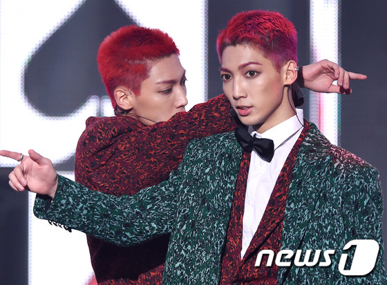 (서울=뉴스1스포츠) 권현진 기자 = 우리가 누구게요?보이프렌드 영민, 광민이 10일 오후 서울 상암동 SBS프리즘타워에서 생방송으로 열린 MTV의 ‘더 쇼 시즌4’(이하 더 쇼) …