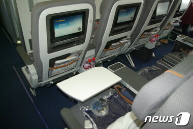 본문 이미지 - 독일 국적기 루프트한자가 운항하는 B747-8의 프리미엄 이코노미 클래스는일반 이코노미 클래스보다 50% 가량 넓은 공간을 제공한다. ⓒ News1