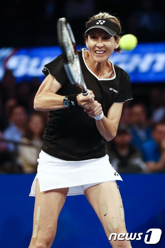 (뉴욕 AFP=뉴스1) 이기창 = 미국 테니스선수 모니카 셀레스가 10일(현지시간) 뉴욕의 메디슨 스퀘어 가든에서 속개된 BNP파리바 쇼다운 대회에서 아르헨티나의 가브리엘라 사바티 …