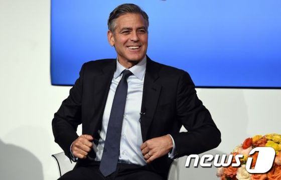 (뉴욕 AFP=뉴스1) 이기창 = 할리우드 스타 조지 클루니가 10일(현지시간) 뉴욕시에서 열린 인권운동 '100 라이브즈(100 LIVES )' 출범식과 이 단체가 시상하는 인권 …
