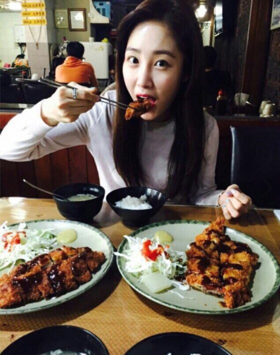 본문 이미지 - '수요미식회' 돈까스 4대 전문점 소개에 출연한 최희가 돈까스를 폭풍 흡입하고 있다 ⓒ tvN '수요미식회' 공식 페이스북