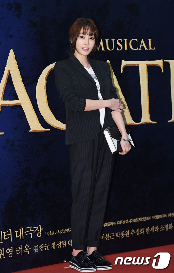 (서울=뉴스1스포츠) 권현진 기자 = 돋보이는 미모.배우 강예원이 12일 오후 서울 종로구 연건동 홍익대 대학로 아트센터에서 열린 뮤지컬 '아가사'의 VIP시사회에 참석해 매력을 …