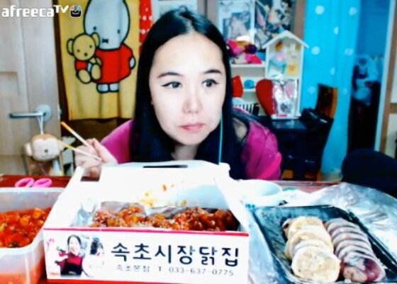 본문 이미지 - &acute;먹방 BJ 김하이&acute; 방송 장면 ⓒ 아프리카TV