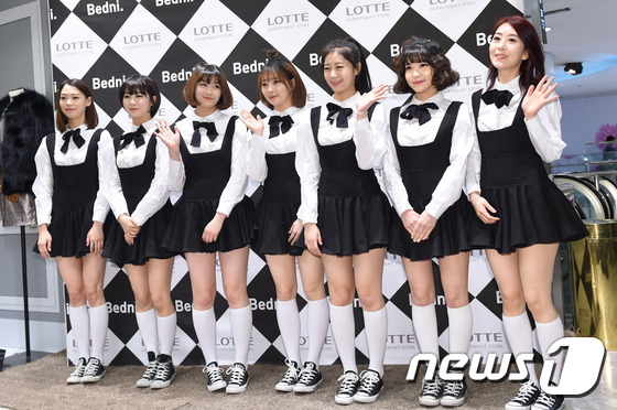 (서울=뉴스1스포츠) 권현진 기자 = '베드니' 컬렉션 왔어요.걸그룹 7학년1반이 13일 오후 서울 소공동 롯데백화점에서 열린 여성 브랜드 ‘베드니’ 봄 컬렉션 입점 축하 셀럽 행 …