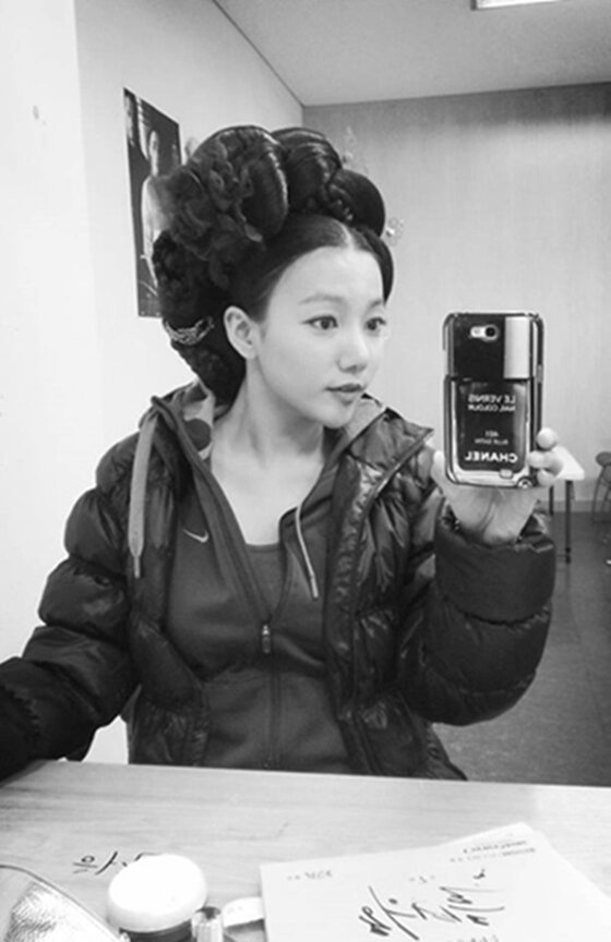 본문 이미지 - &acute;하녀들&acute;에 출연중인 이채영이 촬영 인증샷을 공개했다. ⓒ 뉴스1스포츠 / 이채영 페이스북