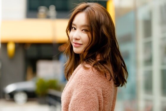 본문 이미지 - 배우 김아중이 최근 뉴스1스포츠와 인터뷰에서 미혼 여배우로서 엄마 연기에 대한 생각을 밝혔다. ⓒ News1스포츠 / 나무엑터스