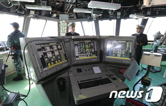 (부산=뉴스1) 이승배 기자 = 14일 오전 입항한 미 해군의 연안전투함(LCS)인 포트워스함(3천t)내부 조종실LCS는 항공기의 제트 엔진처럼 엔진과 연결된 펌프를 돌려 배 밑바 …