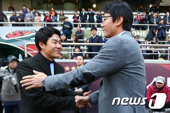 본문 이미지 - 포항 스틸러스의 황선홍 감독(오른쪽)과 울산 현대의 윤정환 감독이 첫 맞대결을 펼쳤다. 두 감독은 경기 시작 1시간 전부터 경기가 끝난 뒤에도 설전을 이어갔다. ⓒ News1 DB