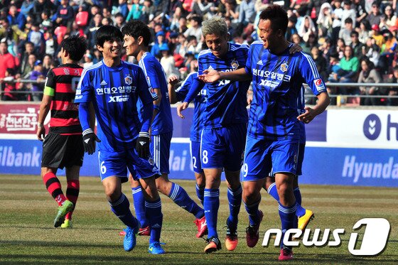 본문 이미지 - 김신욱(오른쪽)이 15일 포항을 상대로 시즌 첫 골을 터뜨렸다. 김신욱의 골로 스코어는 4-2가 되면서 울산은 사실상 승리의 마침표를 찍었다.  ⓒ News1 DB