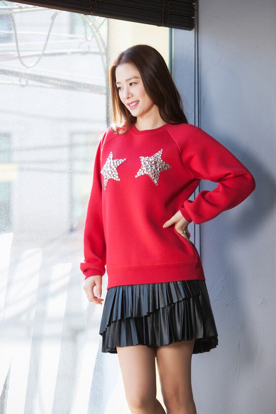 본문 이미지 - 배우 김현주가 최근 신사동의 한 카페에서 진행된 인터뷰에서 KBS2 주말드라마 '가족끼리 왜 이래'에서 함께 호흡을 맞춘 김상경의 시청률 공약에 대한 생각을 밝혔다. ⓒ 뉴스1스포츠 / 에스박스 미디어