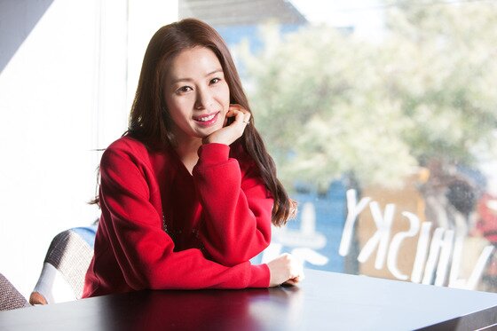 본문 이미지 - 배우 김현주가 최근 신사동의 한 카페에서 진행된 인터뷰에서 얼마 전 세상을 떠난 절친한 친구 고(故) 유채영과의 추억을 회상했다. ⓒ 뉴스1스포츠 / 에스박스 미디어