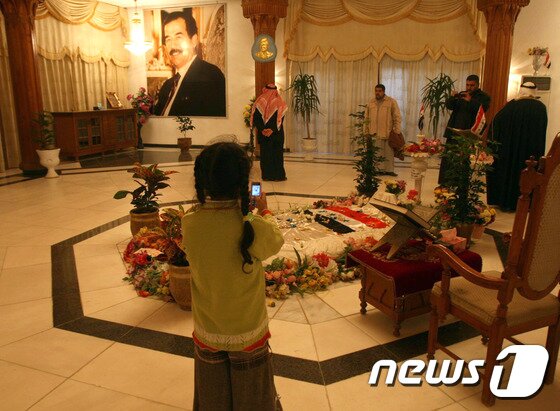 본문 이미지 - 파괴되기 전 사담 후세인 전 이라크 대통령 묘역의 모습. ⓒ AFP=뉴스1