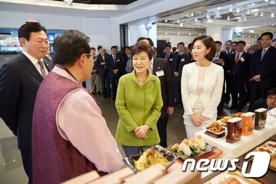 본문 이미지 - 2016년 3월 16일 부산창조혁신센터 1주년 행사 당시 박근혜 전 대통령과 신동빈 회장/뉴스1