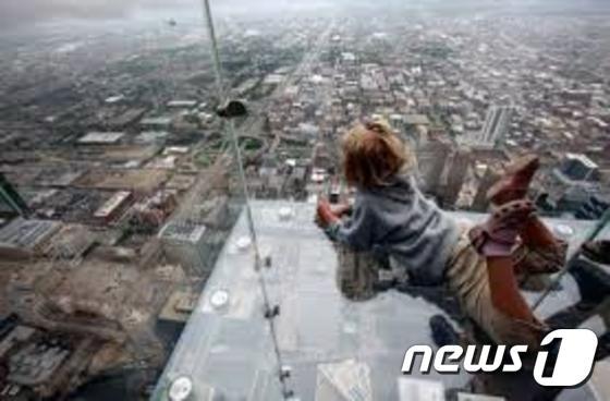 본문 이미지 - 윌리스타워의 돌출형 유리 전망대인 &#39;레지&#40;Ledge&#41;&#39; ⓒAFP=News1
