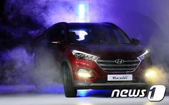 본문 이미지 - 17일 오전 서울 서초구 양재동 더케이서울호텔에서 열린 현대자동차 올 뉴 투싼 언론공개회 무대 위로 올 뉴 투싼이 등장하고 있다. 2015.3.17/뉴스1 ⓒ News1 정회성 기자