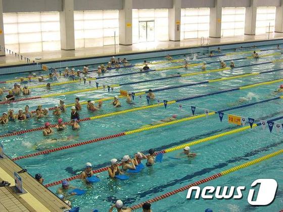 전주 완산수영장과 덕진수영장에서 수영 자격증 취득반을 신설하고 3월 말까지 일반인을 대상으로 접수를 받는다. ⓒ News1 이종호 기자