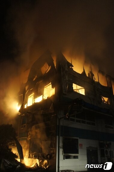 본문 이미지 - 18일 오후 7시40분께 충북 청주시 흥덕구 옥산면의 한 건강식품 보관 창고에서 화재가 생한 것을 인근 주민이 발견, 소방당국에 신고했다. 소방당국은 펌프차 등 21대의 장비와 170여명의 인원을 동원해 진화에 나섰으나 바람과 현장에서 나오는 유독가스 등으로 진화에 어려움을 겪었다. 2015.3.18/뉴스1 ⓒ News1 남궁형진 기자