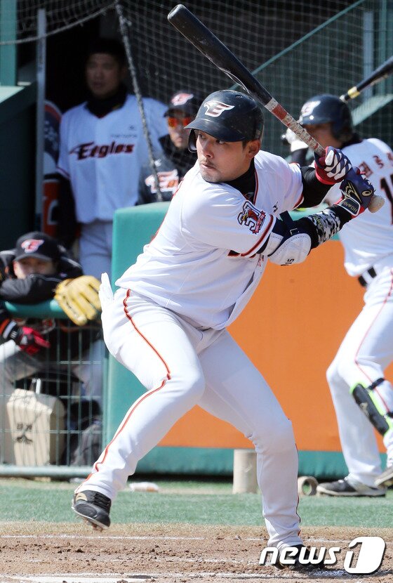 본문 이미지 - '용규 놀이'라는 신조어를 만든 주인공인 한화 이용규. KIA 최용규도 2일 인천 SK전에서 역대 3위에 해당하는 16구의 승부를 펼치면서 강한 인상을 남겼다.  ⓒ News1 DB