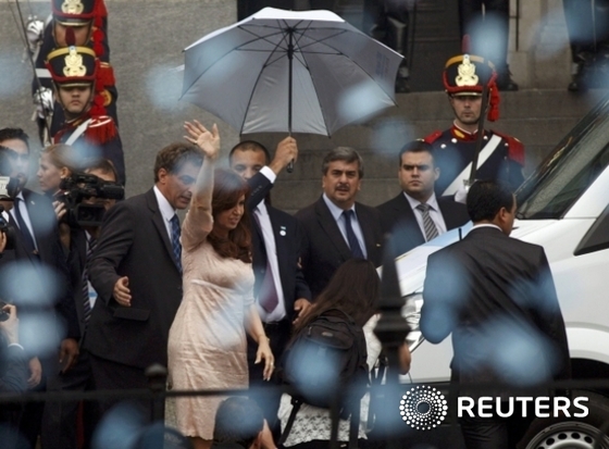 [사진]의회개원 축하하는 아르헨 대통령