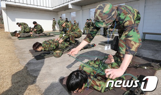 (고양=뉴스1) 송원영 기자 = 2일 오전 경기 고양시 일산 예비군훈련장에서 열린 2015년 예비군 동원훈련에서 예비군들이 포박 훈련을 하고 있다. 병무청은 2일부터 2015년도 …