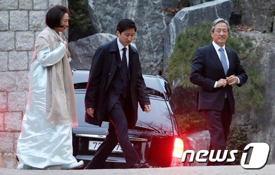 본문 이미지 - 정몽준 전 의원이 20일 오후 부인 김영명씨, 아들 정기선 현대중공업 상무와 함께 서울 종로구 청운동 자택에서 열린 고(故) 정주영 현대그룹 명예회장의 14주기 제사에 참석하고 있다. 2001년 3월21일 타계한 정주영 명예회장은 오는 11월25일로 탄생 100주년을 맞는다. 2015.3.20/뉴스1 ⓒ News1 오대일 기자