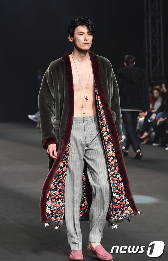 (서울=뉴스1스포츠) 권현진 기자 = 군살 제로 몸매.모델 김원중이 20일 오후 서울 중구 동대문디자인플라자(DDP)에서 열린 '2015 F/W 서울패션위크' 비욘드클로젯 고태용 …